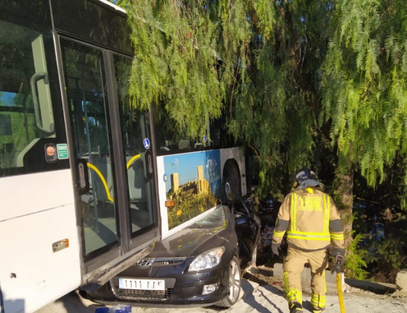 <span style='color:#780948'>ARCHIVED</span> - Two injured in Lorca as bus careers down roadside embankment
