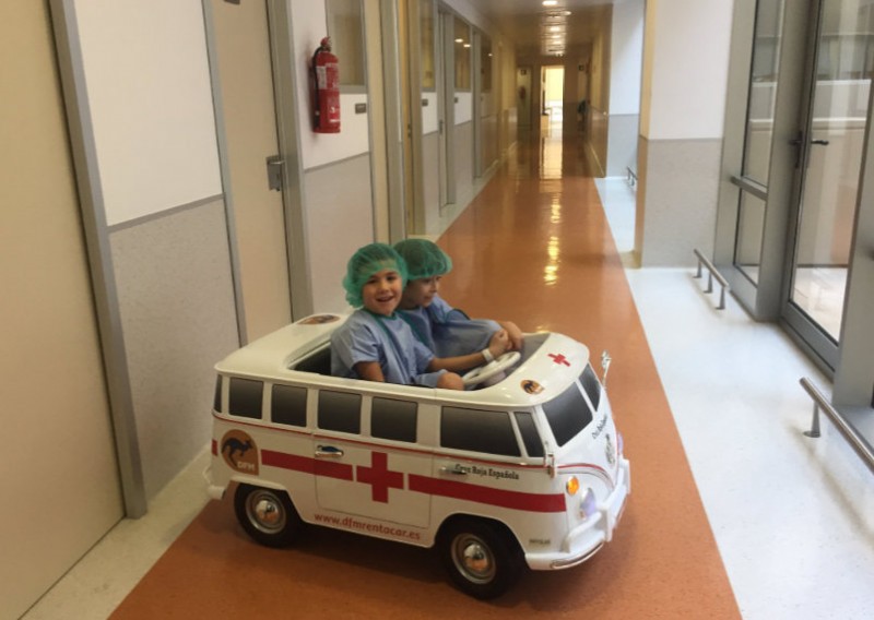 <span style='color:#780948'>ARCHIVED</span> - Toy electric ambulances for child patients at Cartagena hospital
