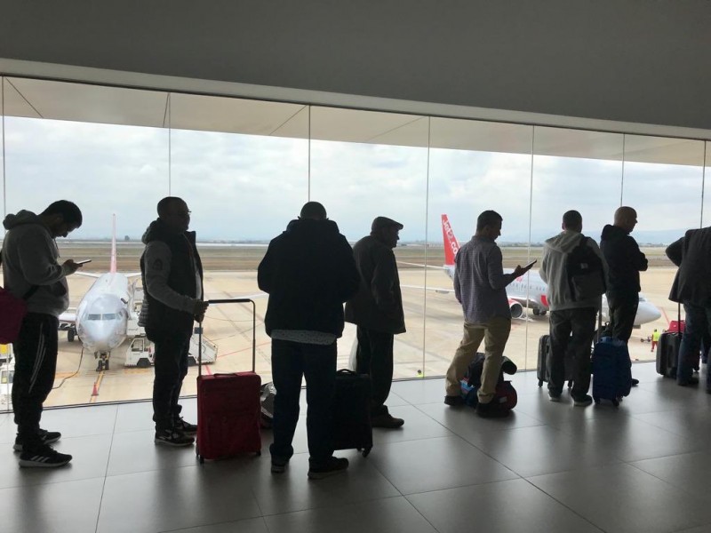 <span style='color:#780948'>ARCHIVED</span> - Passengers at Corvera airport welcomed by coronavirus advisory posters