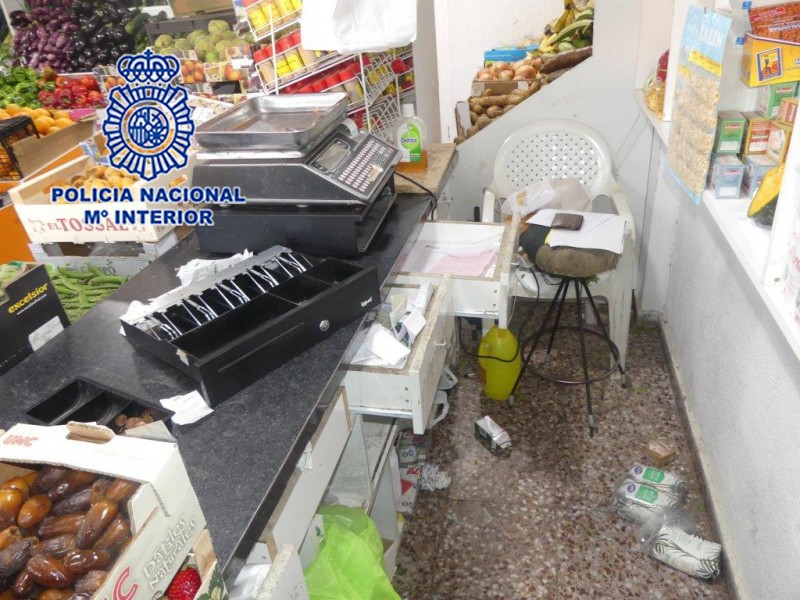 <span style='color:#780948'>ARCHIVED</span> - Crate of strawberries assists Cartagena police in fruit shop smash and grab