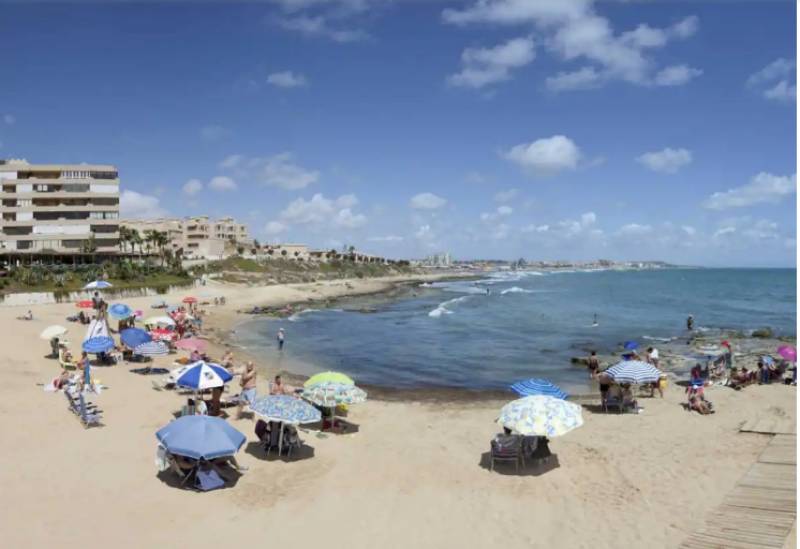 Torrevieja pioneers first ever smoke-free beach flags
