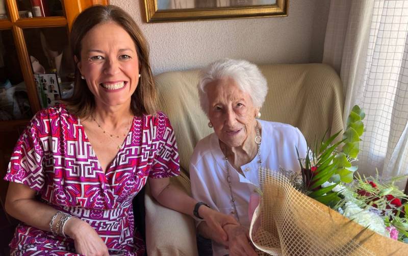 Águilas honours the birthday of its newest 100-year-old resident with a surprise party guest