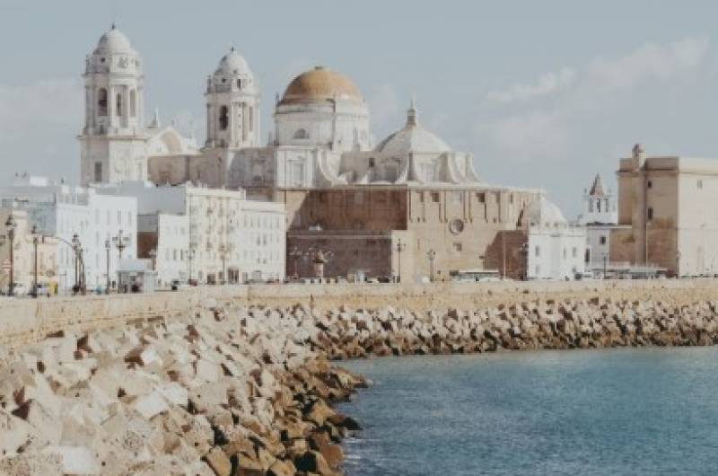 Massive city beaches, unbeaten sightseeing and fun events calendar help Cádiz set new tourism record in 2024